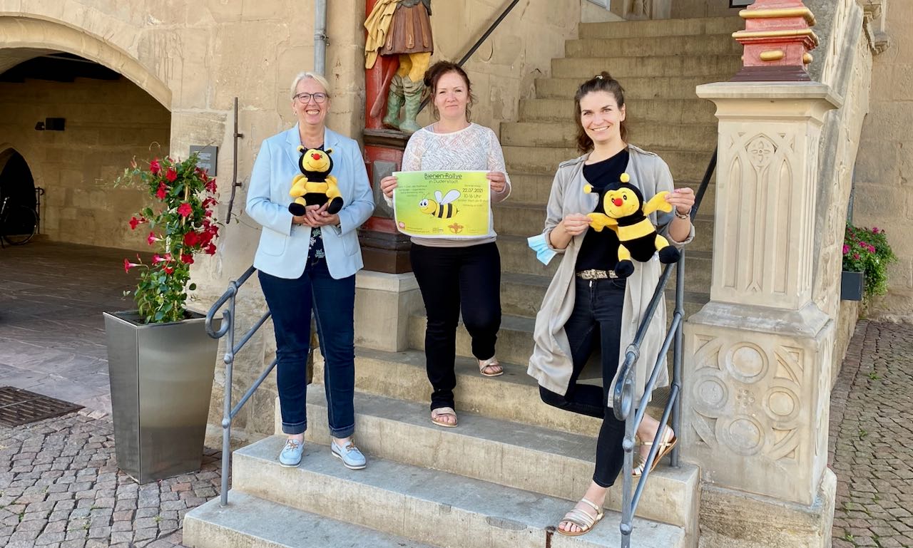 Freuen sich auf viele Kinder, Jugendliche und Familien bei der „Bienenrallye“ am ersten Ferientag (v.l.): Anka-Maria Walther, Elvira Werner und Isabel Lubojanski. | Foto: Caritas Südniedersachsen