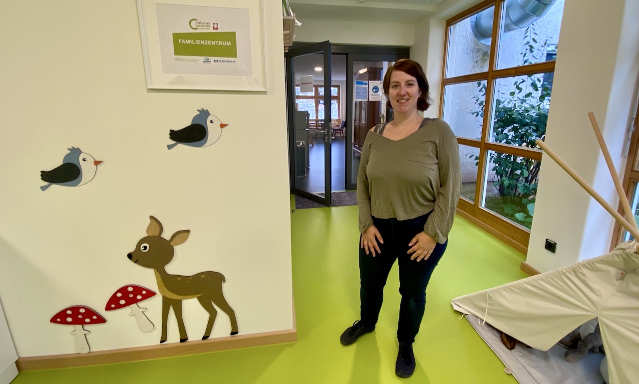 Chantalle Thiele leitet den offenen Elterntreff „Café Kinderwagen“ im Familienzentrum Duderstadt. Foto: Lubojanski / Caritas Südniedersachsen