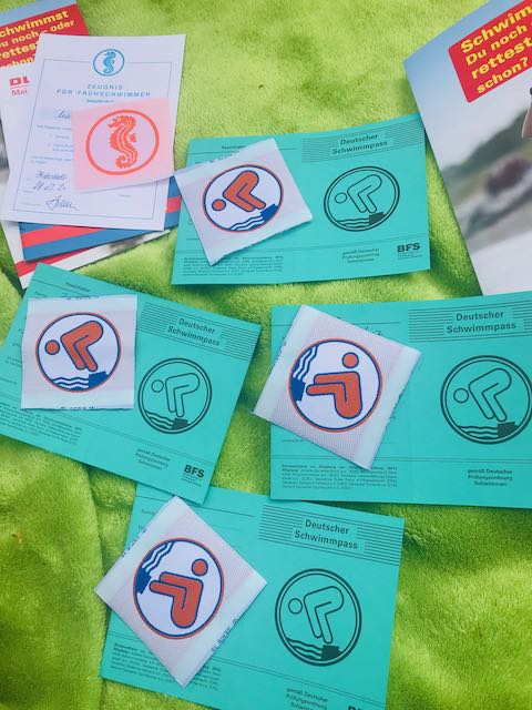 Zahlreiche Schwimmabzeichen wurden von den Kindern und Jugendlichen des Homeschooling-Projekts während der ersten Ferienwoche gemacht. | Foto: Elvira Werner / Emmaus