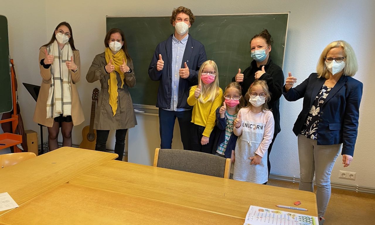 Freuen sich über das neue Homeschooling-Angebot in Hilkerode: drei Schülerinnen mit (v.l.) Melissa Diedrich (Homeschooling-Projekt), Constanze Brauschke (PaC), Konstantin Krolop (Homeschooling-Projekt), Elvira Werner (Dekanatsjugendzentrum Emmaus) und Schulleiterin Andrea Ohse. | Foto: Caritas Südniedersachsen