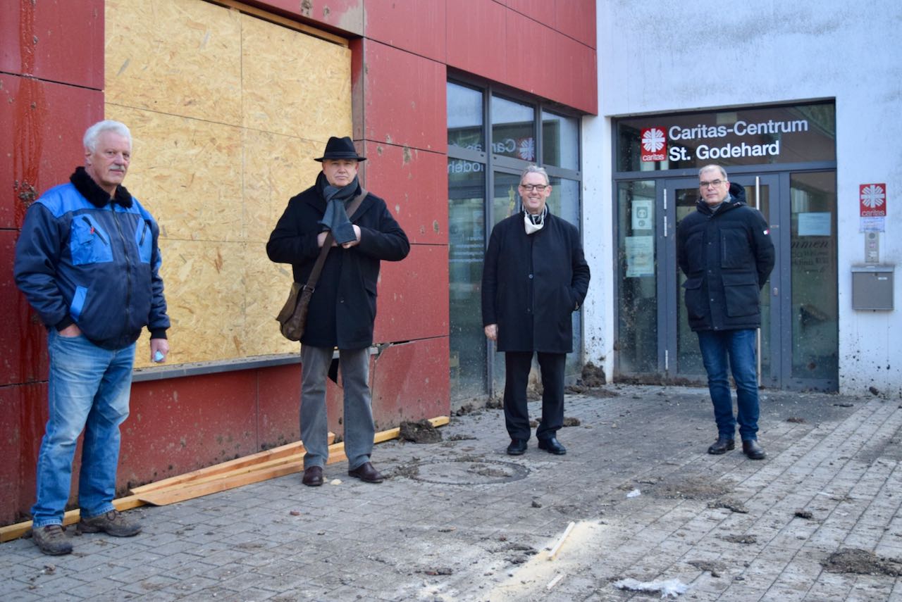 Machten sich gemeinsam ein Bild von den Schäden (v.l.): Karl-Heinz Ringel, Ralf Regenhardt, Dechant Wigbert Schwarze und Holger Gatzenmeyer. | Foto: Broermann / kpg