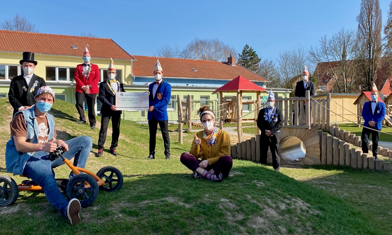 Spendenübergabe mit IECV-Vertretern im Inklusiven Campus. | Foto: Caritas