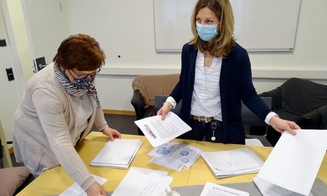 Die Erzieherinnen Elisabeth Hartmann (l.) und Kristin Bock packen im Inklusiven Campus Duderstadt Überraschungspost für ihre Gruppenkinder zu Hause. | Foto: Caritas Südniedersachsen