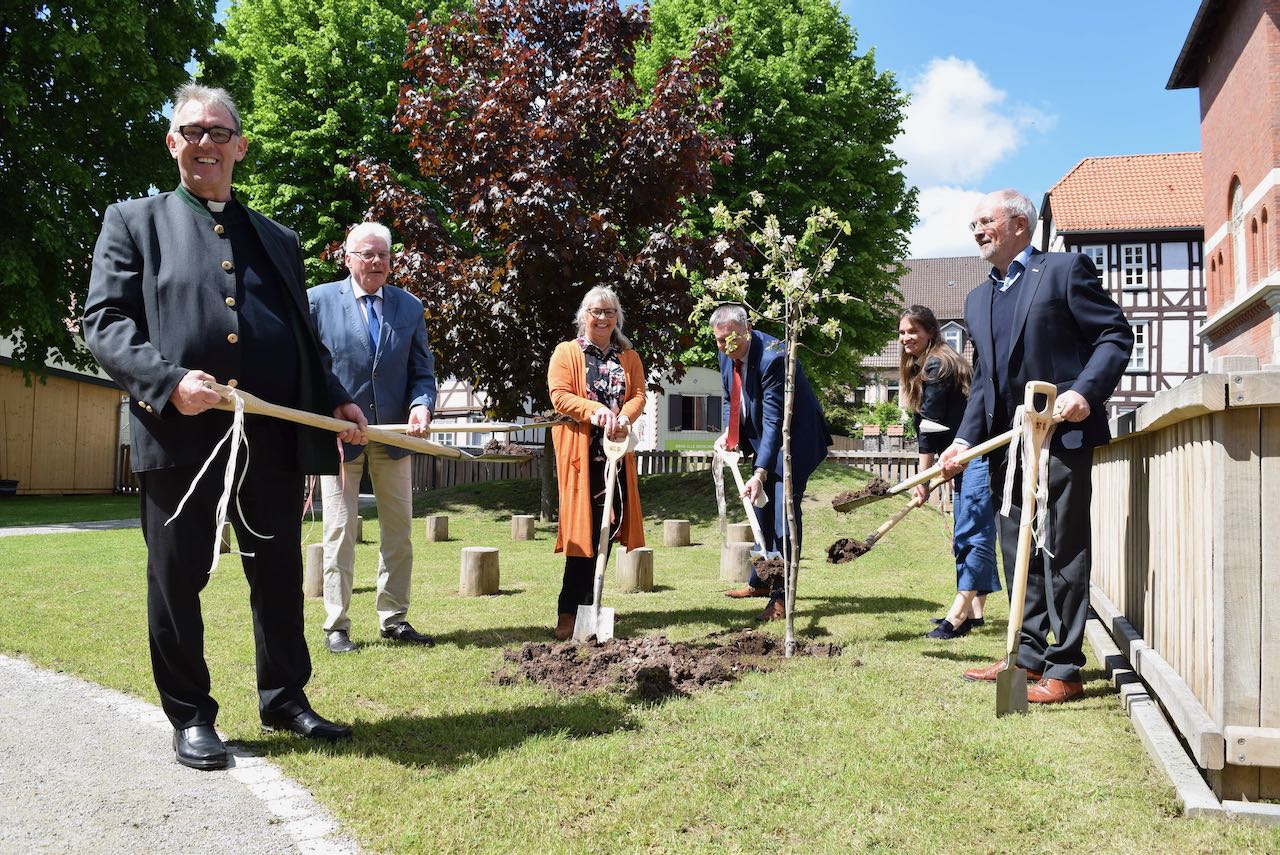 Pflanzen einen Apfelbaum als „Gute-Wünsche-Baum“ (v.l.): Dechant Wigbert Schwarze, Klosterkammer-Präsident Hans-Christian Biallas, Annelore von Hof in Vertretung des Duderstädter Bürgermeisters, Caritas-Vorstandssprecher Ralf Regenhardt, Isabel Lubojanski aus dem Leitungsteam des Inklusiven Campus Duderstadt sowie Duderstadts Alt-Bürgermeister Wolfgang Nolte. | Foto: Broermann / kpg