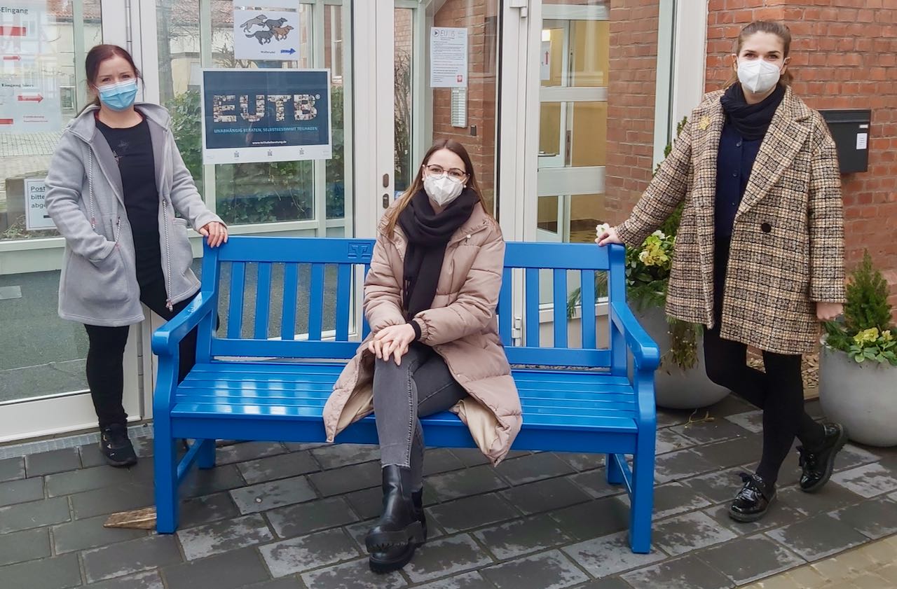 Berichten von reger Nachfrage beim Homeschooling-Projekt (v.l.): Elvira Werner, Melissa Diedrich und Isabel Lubojanski. | Foto: Caritas Südniedersachsen