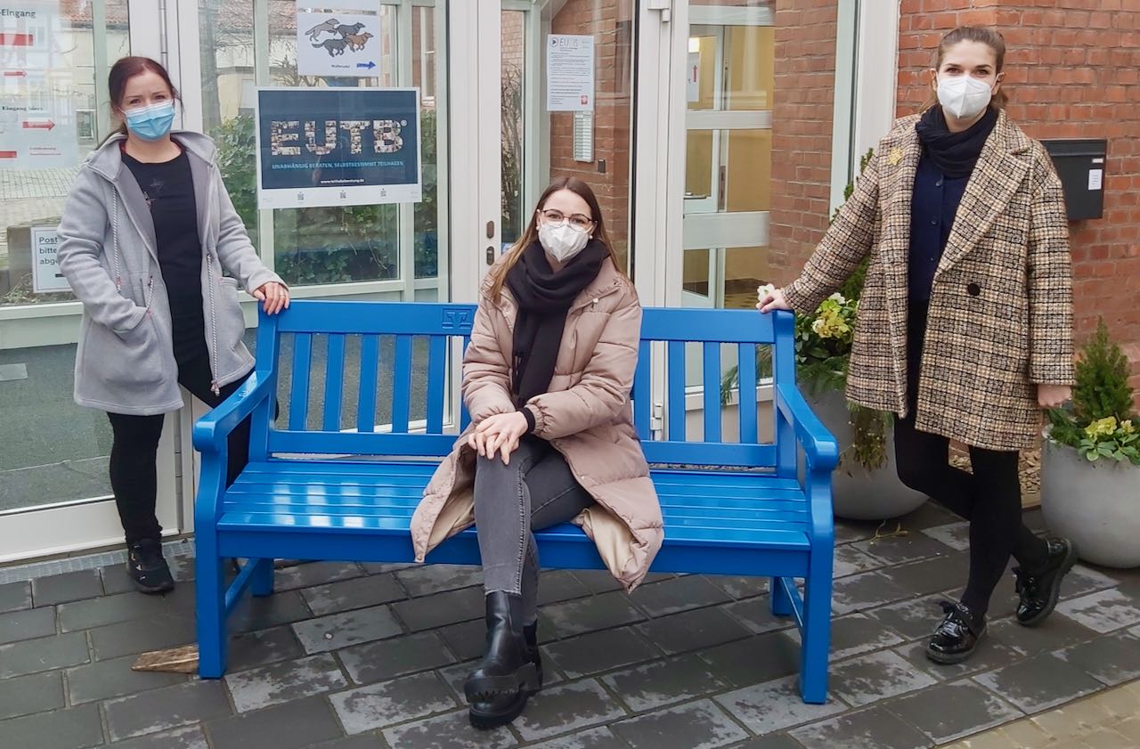 Berichten von reger Nachfrage beim Homeschooling-Projekt (v.l.): Elvira Werner, Melissa Diedrich und Isabel Lubojanski. | Foto: Caritas Südniedersachsen