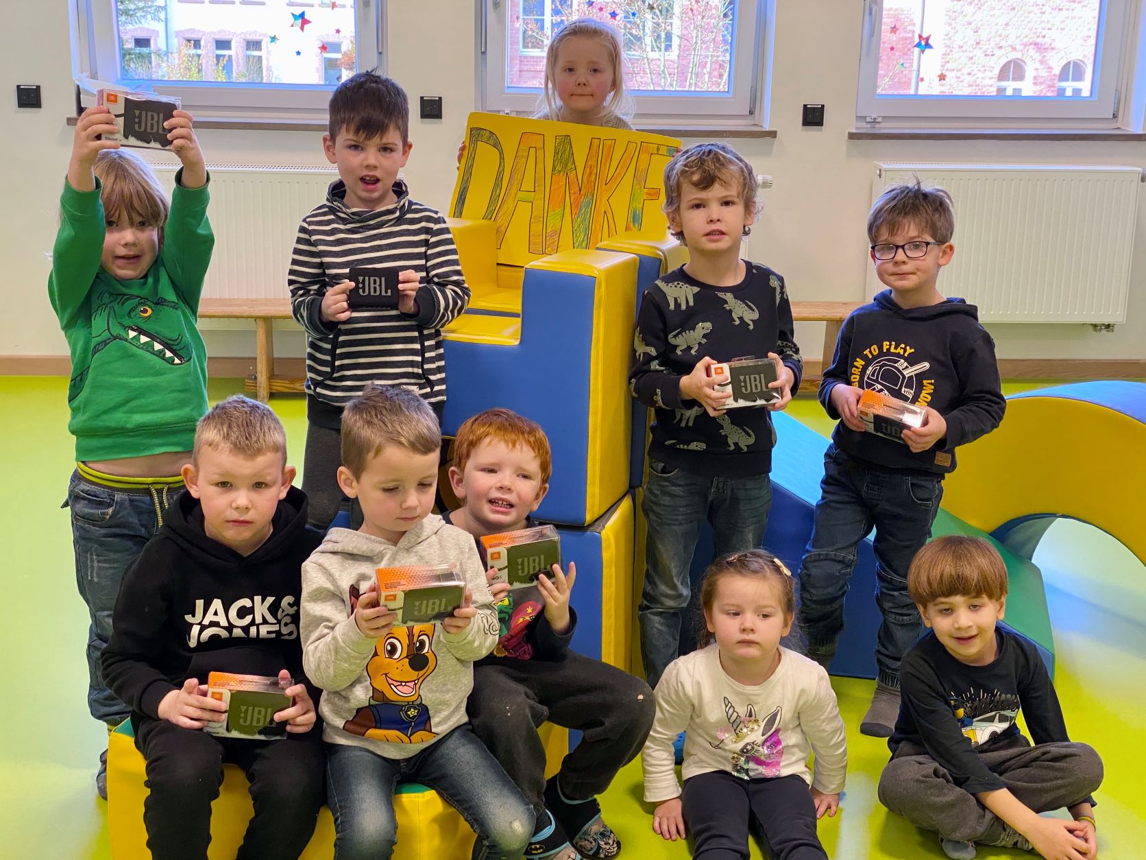 Große Freude in der KiTa für alle: Kinder aus dem „Ameisenhügel“ haben die neuen Lautsprecher ausgepackt und ein Danke-Schild gemalt. | Foto: Heller / Caritas