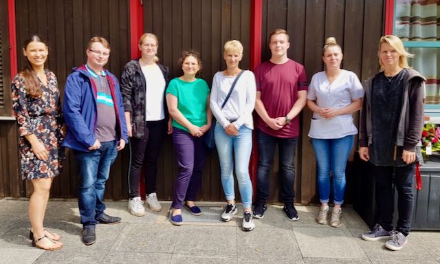 Die Praxisanleiterinnen Tina Otto (l.) und Yvonne Becker (r.) freuen sich über den Ausbildungserfolg der frisch examinierten Altenpflegekräfte (v.l.): Daniel Christian Viebrans, Lena Haase, Rabea Burchard, Susanne Haase, Dominik Matthias Krüger und Sarah Jütte-Kanngießer (auf dem Foto fehlen Laura Madeheim und Arati Shresta).