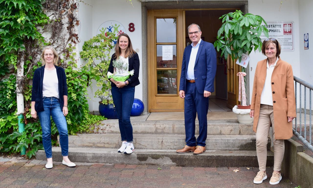 Ein Olivenbäumchen erhielt Nadine Rodens (2.v.l.) zum Start als Leiterin der Tagesstätte St. Raphael von Heike Jagemann (r.), mit dabei waren Holger Gatzenmeyer und Gabriele Aßmann. | Foto: Broermann / kpg