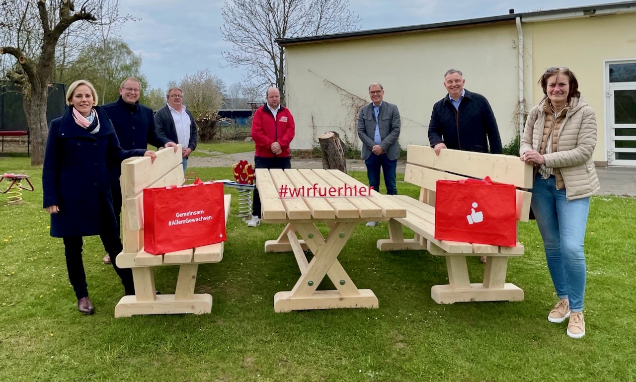 Bei der Übergabe der Sitzbankgruppe am Euzenberg (v.l.): Marina Lühmann (Abteilungsleiterin Vertriebsmanagement Sparkasse), Markus Teichert (Sparkassenvorstand), Wolfgang und Timo Zwingmann (Senior- und Juniorchef des Abbundzentrums Seulingen), Holger Gatzenmeyer und Ralf Regenhardt (Vorstände der Caritas) sowie Heike Jagemann (Interimsleiterin Tagesstätte St. Raphael und Caritas-Geschäftsbereichsleitung „Soziale Dienste und Kindertagesstätten"). | Foto: Sparkasse Duderstadt