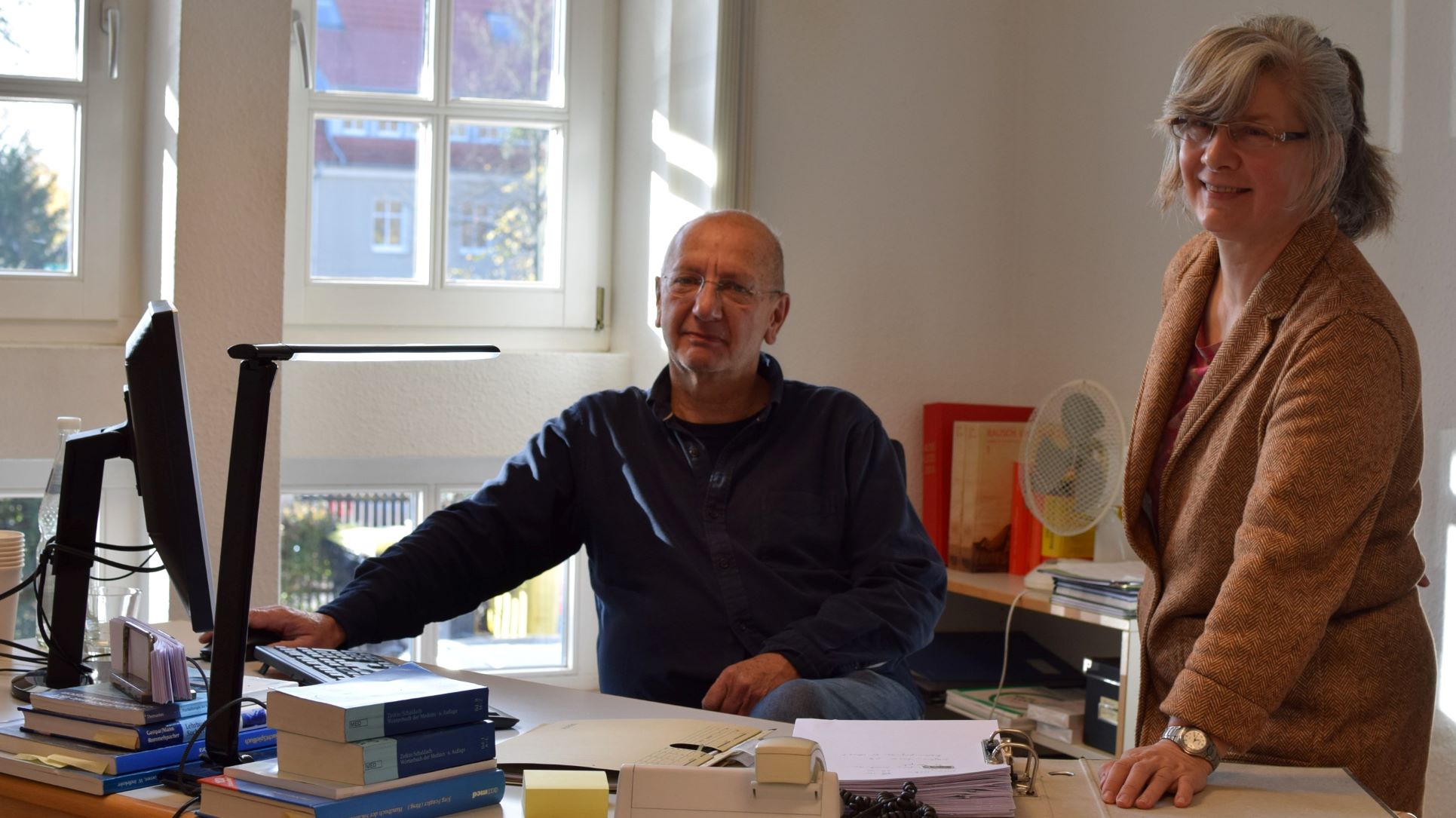 Ulrich Schmalstieg (l.) und Friederike Smilge von der Suchtberatung der Caritas Südniedersachsen bereiten sich auf die Chat-Aktion vor. | Foto: Broermann / Caritas Südniedersachsen