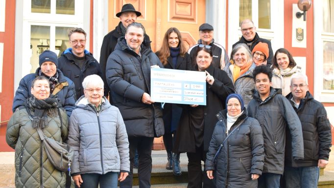 goetel Geschäftsführer Daniel Kleinbauer (6.v.l.) übergibt den Spendenscheck an die Helferinnen und Helfer des Heiligabendkreises in Duderstadt. | Foto: Johannes Broermann / cps