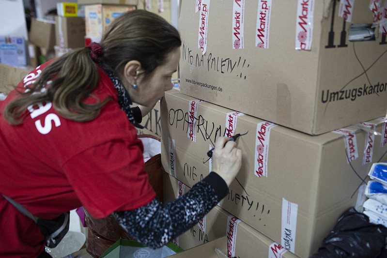 Zahlreiche Spenden werden benötigt, um den geflüchteten Menschen aus der Ukraine zu helfen. Das Foto zeigt eine Freiwillige im Einsatz für die Caritas Polen. | Foto: Philipp Spalek/Caritas Germany 