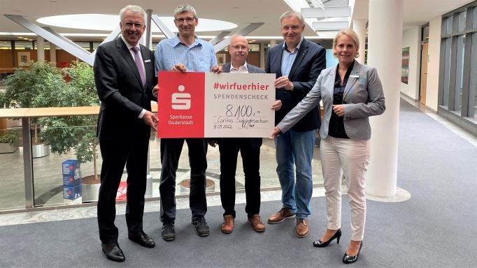 Sparkassen-Vorstand Uwe Hacke (l.) und Sparkassen-Pressesprecherin Marina Lühmann (r.) überreichen den Spendenscheck an (v.l.) Thomas Pohl, Michael Seifert und Ralf Regenhardt von der Caritas. | Foto: Sparkasse Duderstadt