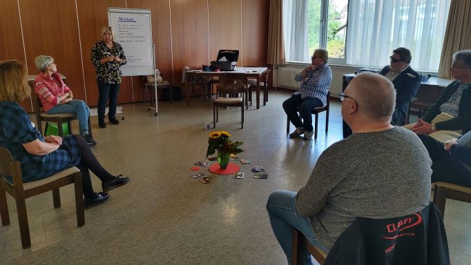 Referentin Susanne Grebe-Deppe (3. v. l.) erklärte zahlreiche Moderationsmethoden und leitete praktische Übungen an. | Foto: Lisa Severitt / Caritas