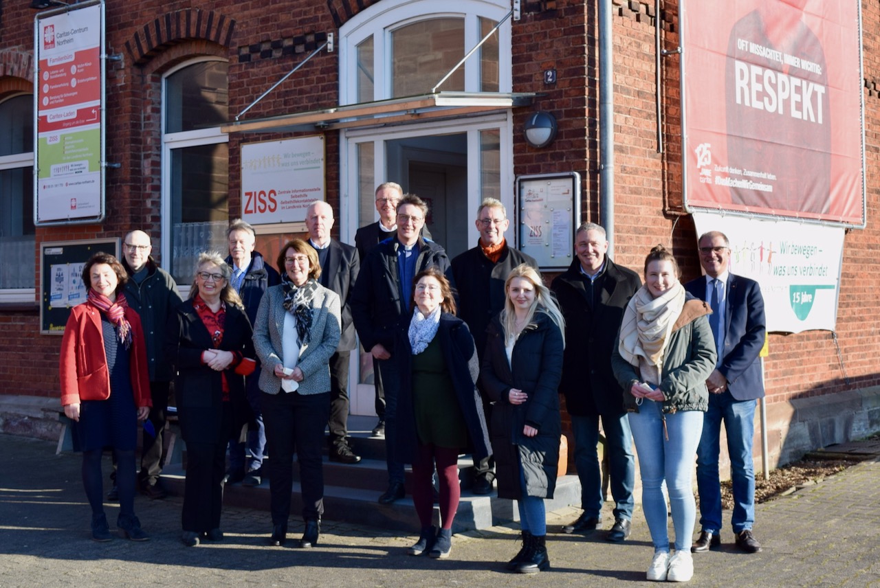 Vereint tätig für die Caritas Südniedersachsen: Caritasrat und Mitarbeitende vor dem Caritas-Centrum Northeim mit Dechant Wigbert Schwarze (5.v.r.) und Vorstandssprecher Ralf Regenhardt (3.v.r.).   Fotocredit: Broermann / cps