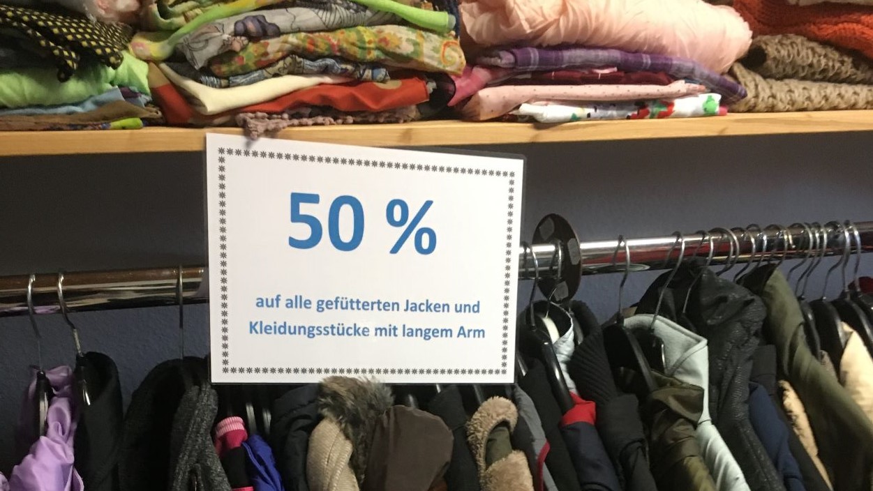 Im Duderstädter FAIRKAUF-Laden der Caritas sind vom 23. Januar bis 10. Februar 2023 alle Wintersachen um 50 Prozent reduziert. | Foto: Caritas