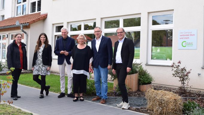 Sorgen für neue Perspektiven der Familienbildung (v.l.): Schwester Dr. Dorothea Rumpf (Trägerverein), Isabel Lubojanski (Caritas), Hermann Vorwald (Trägerverein), Annelore von Hof (Stadt Duderstadt), Ralf Regenhardt und Holger Gatzenmeyer (beide Caritas). | Foto: Johannes Broermann / cps