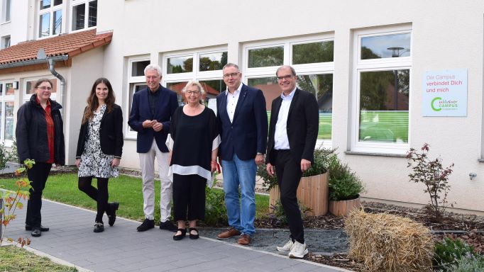 Sorgen für neue Perspektiven der Familienbildung (v.l.): Schwester Dr. Dorothea Rumpf (Trägerverein), Isabel Lubojanski (Caritas), Hermann Vorwald (Trägerverein), Annelore von Hof (Stadt Duderstadt), Ralf Regenhardt und Holger Gatzenmeyer (beide Caritas). ​​​​​​​| Foto: Johannes Broermann / cps