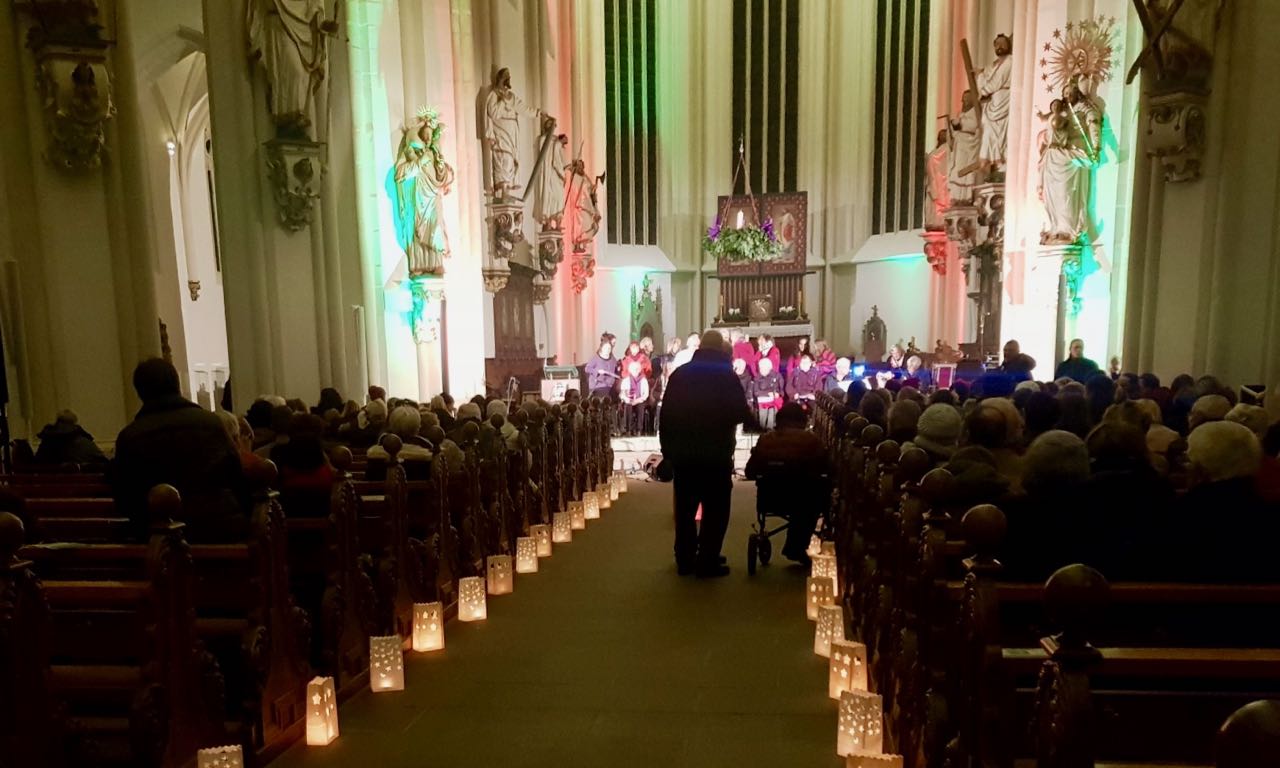 Erstmals trat der MitMachChor 2019 in der Basilika St. Cyriakus auf. | Foto: Ralf Regenhardt / Caritas