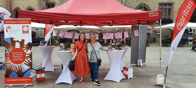 Über vielfältige Möglichkeiten zum Engagement informierten Maria Weiss und Anne Hoffmann (v.l.) in Göttingen.