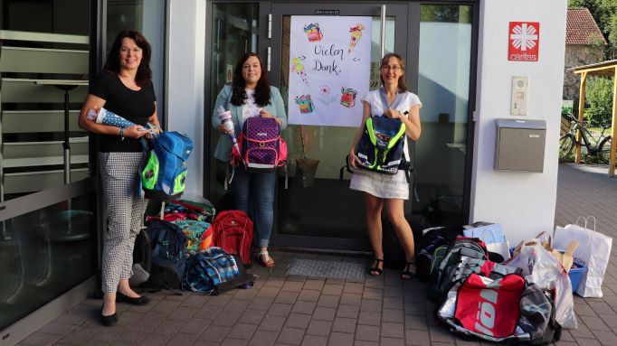 Gut erhaltene Schultaschen brachten Birgit Mittmann (l.) und Sarah Meyer von der Gothaer Regionaldirektion Göttingen zu Maria Weiss (r.) ins Caritas-Centrum St. Godehard Göttingen. | Foto: Melda Akbas / Caritas