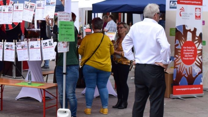 Alle Infos zu Bürgerschaftlichem Engagement bietet ein Infostand am 9. September in der Fußgängerzone in Göttingen, ähnlich wie auf dem Foto aus dem vergangenen Jahr (2021). | Foto: Johannes Broermann / cps