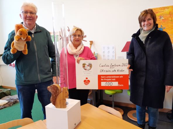 Ortsbürgermeister Hans-Joachim Klabunde und Elke Müller überreichen den Spendenscheck aus Wöllmarshausen an Heike Jagemann, Geschäftsbereichsleitung Kindertagesstätten der Caritas Südniedersachsen. | Foto: Johannes Broermann / cps