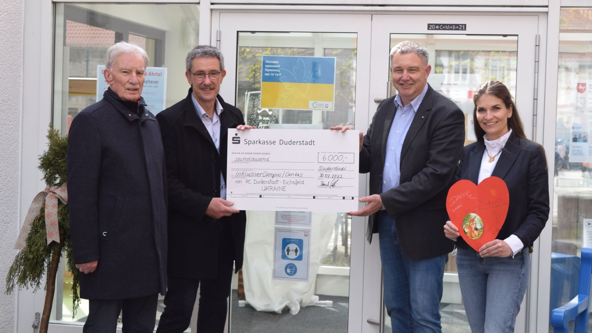 Große Dankbarkeit und Freude im Inklusiven Campus: Günter Reimann und Prof. Bernd Schwien überbringen den Spendenscheck der Rotarier an Ralf Regenhardt und Isabel Lubojanski von der Caritas (v.l.). | Foto: Broermann / Caritas