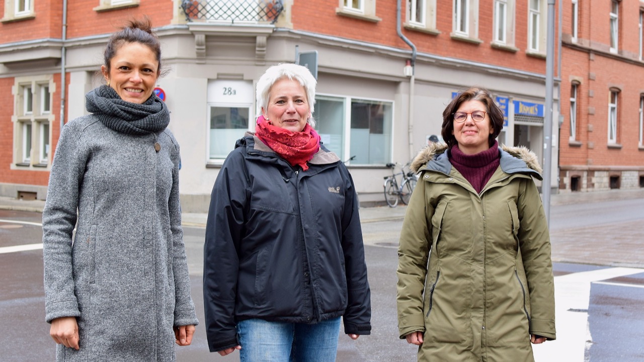 Freuen sich auf das gemeinsame Kinderschutzzentrum (v.l.): Dr. Rebekka Martínez Méndez (Caritas), Ulrike Brockhaus (Frauen-Notruf / phoenix) und Vera Schreiber (AWO). | Foto: Broermann / cps