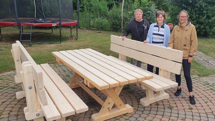 Ein Herz für Menschen mit Handicap: Wolfgang Zwingmann vom Abbundzentrum Seulingen übergibt die Sitzgruppe an Heike Jagemann (Mitte) und Nadine Rodens von der Caritas. | Foto: Siegfried Jagemann