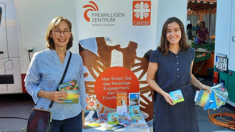 Maria Weiss (l.) und Anja Püschel auf dem Göttinger Wochenmarkt. | Foto: Caritas