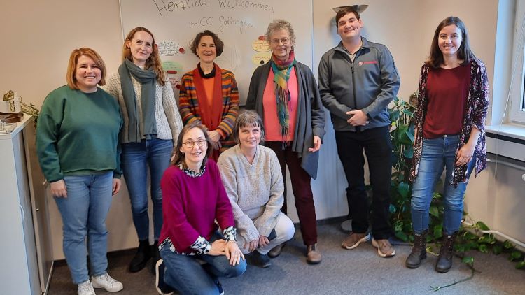 Kamen im Caritas-Centrum St. Godehard Göttingen zusammen (v.l.): Indira Khalikova (Migrationszentrum Göttingen), Marie Lüpke (Bonveno), Maria Weiss (BONUS), Kerstin Mollenhauer (Ambulanter Kinder- und Jugendhospizdienst Göttingen), Annette Rehfus (Balu und du), Angelika Specht (Bunte Lebenswelten e.V.), Hendrik Hofmann (Johanniter Unfallhilfe e.V.), Anja Püschel (BONUS). | Foto: Caritas