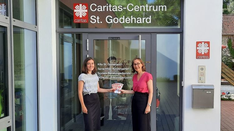 Maria Weiss (r.) begrüßt Anja Püschel vor dem Caritas-Centrum St. Godehard Göttingen. | Foto: Caritas