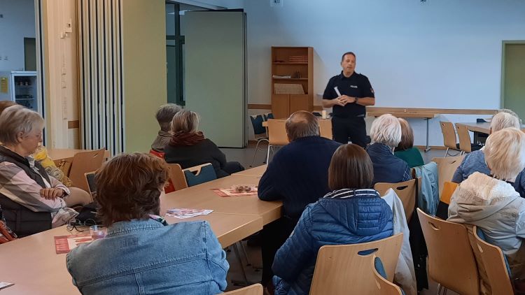 Polizeihauptkommissar Marko Otte brachte viele praktische Tipps mit. | Foto: Maria Weiss / Caritas