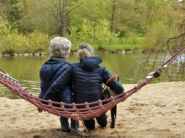 Das Foto zeigt: Zwei Frauen auf einer Hängematte. | Foto: Silvia auf Pixabay