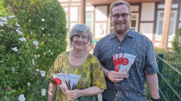 Friederike Smilge und Jens Klie arbeiten in der Fachstelle für Sucht und Suchtprävention im Caritas-Centrum Duderstadt. | Foto: Johannes Broermann / cps