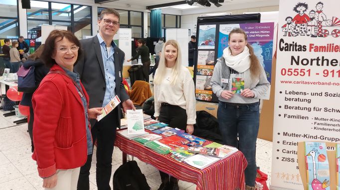 Messeorganisator Dirk Rackwitz, Abteilungsleiter Kultusverwaltung der Stadt Uslar, trifft die Caritas-Mitarbeiterinnen (v.l.) Mathilde Henke, Nicole Begunov und Lisa Severitt. | Foto: Caritas