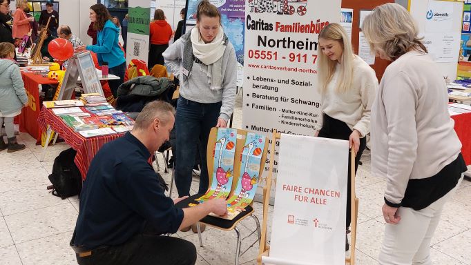 Eltern konnten am Messestand der Caritas das Kur-Messlineal nutzen. | Foto: Caritas