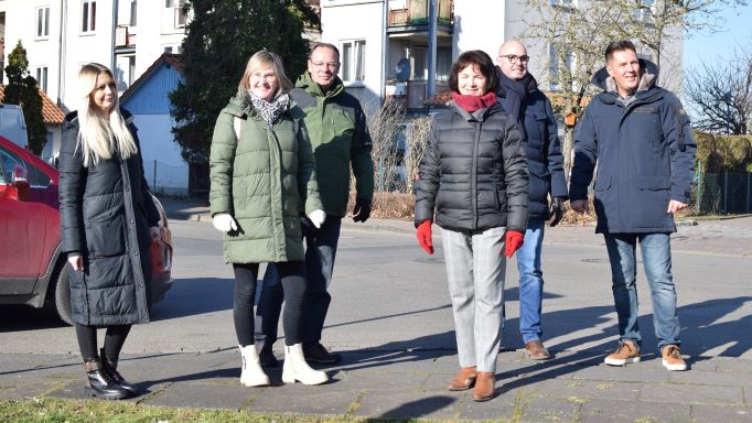 Gemeinsamer Rundgang im Quartier (v.l.): Caritas-Mitarbeiterinnen Nicole Begunov und Anna Holland, Holger Schröder (Abteilungsleiter Kultur, Bildung, Sport, Stadt Northeim), Mathilde Henke (Leitung Caritas-Centrum Northeim), Bürgermeister Simon Hartmann und Arthur Lutsch (Geschäftsführer Wohnen in Northeim). | Foto: Johannes Broermann / cps