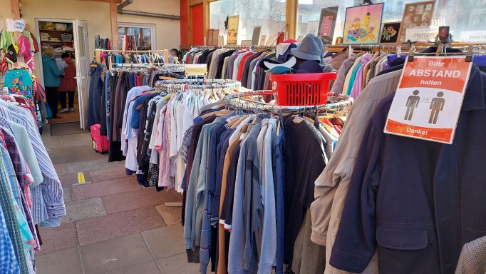 Blick in den Caritex-Laden im Caritas-Centrum Northeim. | Foto: Birgit Müller / Caritas