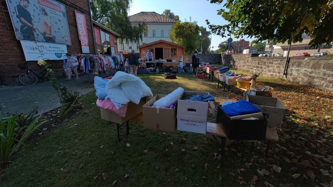 Beim Saisonwechsel bietet der Caritex-Laden reduzierte Ware traditionell auf der Wiese an, hier ein Bild aus dem Spätsommer 2021. | Foto: Lisa Severitt / Caritas