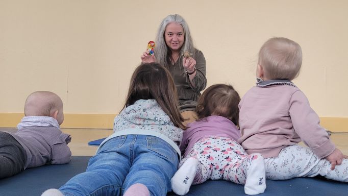 Kirstin Bertels leitet die DELFI-Kurse, die Babys in ihrer Entwicklung unterstützen. | Foto: Caritas