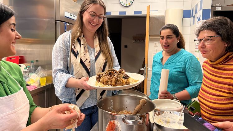 Viel Spaß hatten die Teilnehmerinnen im März beim Kochabend im Familienzentrum Duderstadt zum Internationalen Frauentag. | Foto: Madlin Dettenbach / Caritas