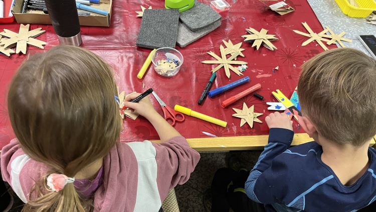 Mit großer Sorgfalt wurde in Breitenberg gebastelt. | Foto: Caritas