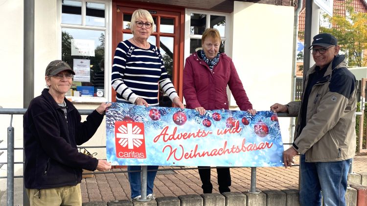 Bereiten den Advents- und Weihnachtsbasar im FAIRKAUF-Laden vor (v.l.): Lutz Krappe, Jutta Gabel, Ingrid Hellmold und Hassan Ghazi. | Foto: Corinna Jacobi / Caritas