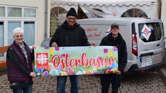 Bereiten den Osterbasar im FAIRKAUF-Laden vor (v.l.): Elisabeth Pusch, Hassan Ghazi und Lutz Krappe. | Foto: Broermann / cps