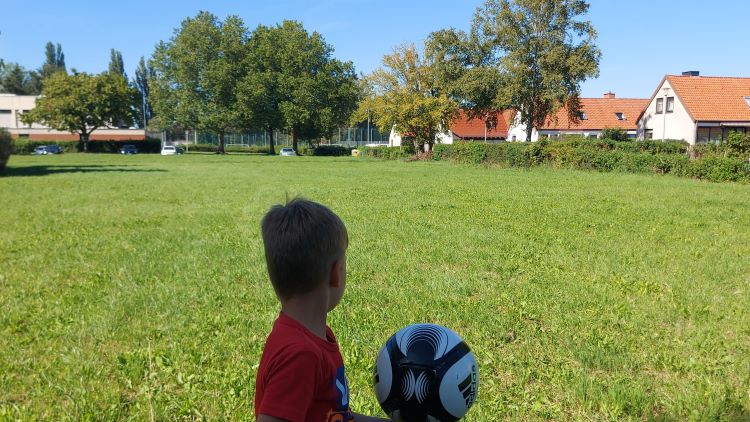 Der 7-jährige Elian freut sich auf das Sportfest und testet die Wiese schon mal mit seinem Fußball. | Foto: Kathleen Wortmann