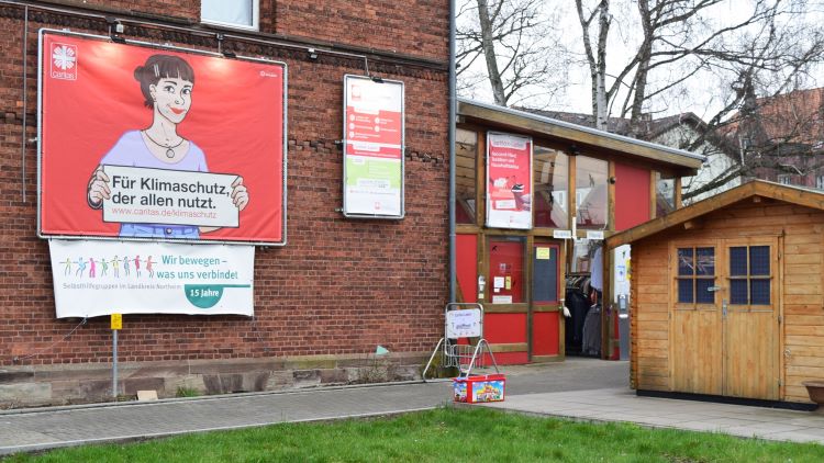 Im Caritex-Laden am Breiten Weg 2 in Northeim kosten vom 4. bis 14. Dezember alle Second Hand-Artikel nur die Hälfte. | Foto: Johannes Broermann