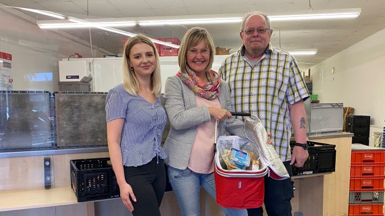 Nicole Begunov (l.) und Anna Holland holen bei Tafel-Leiter Karsten Kaune die gespendeten Lebensmittel für das Sommerfrühstück ab.